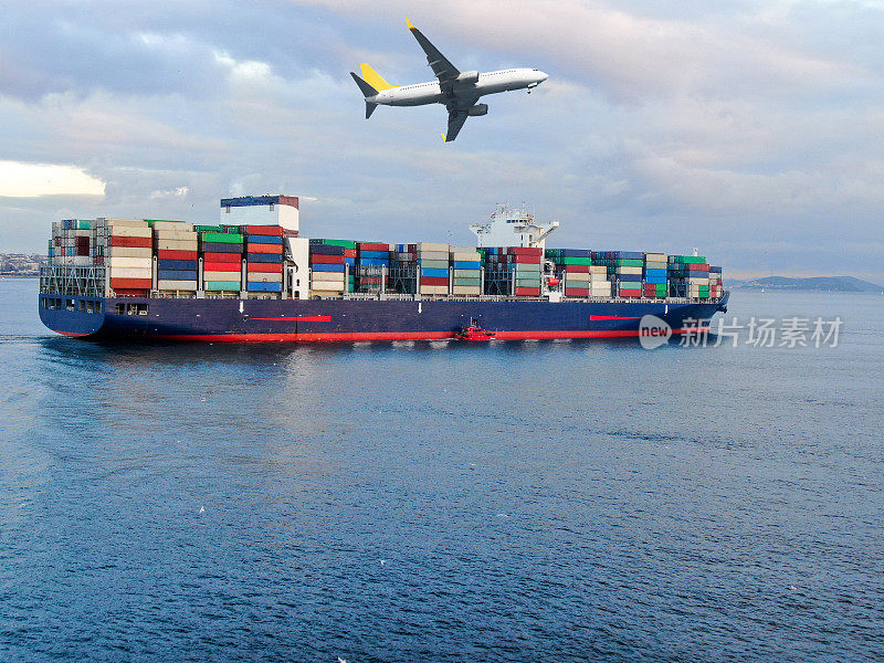 集装箱货轮和货机在海上夕阳的天空，货运，航运