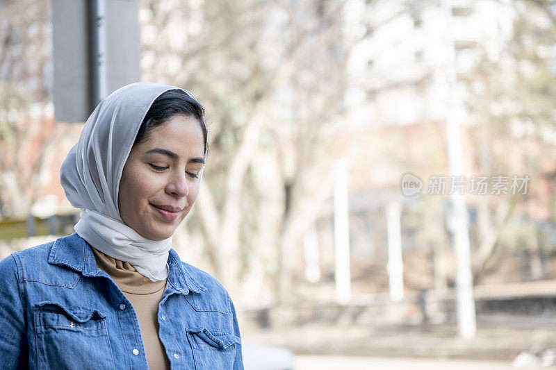 城里年轻的穆斯林妇女戴着头巾
