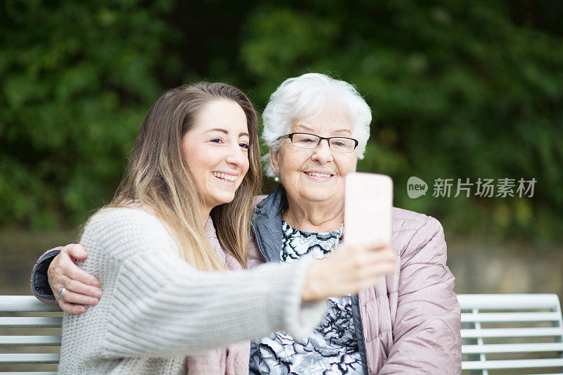 老女人和孙女在自拍