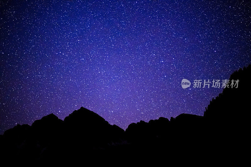 《黑夜与栗色湖中的星星》