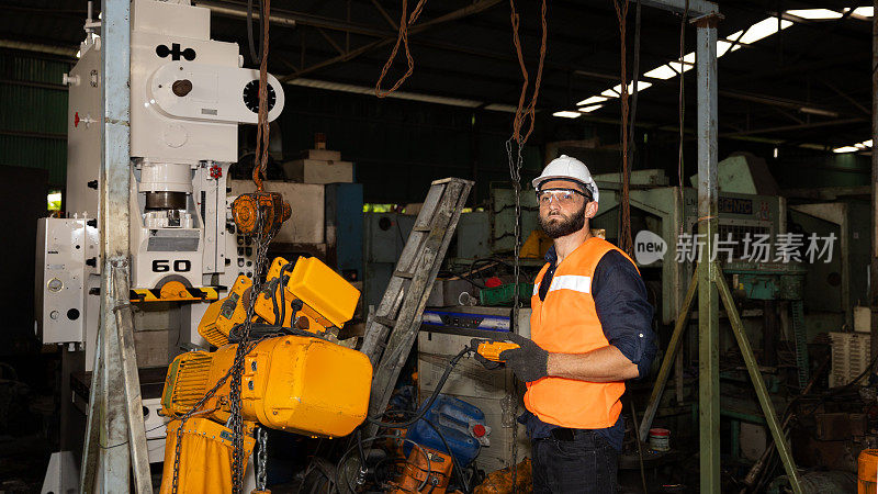 机械工程师在工厂工作与重型机器