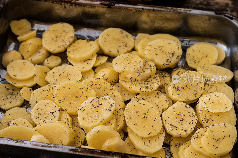 土豆在砂锅准备烤箱烤