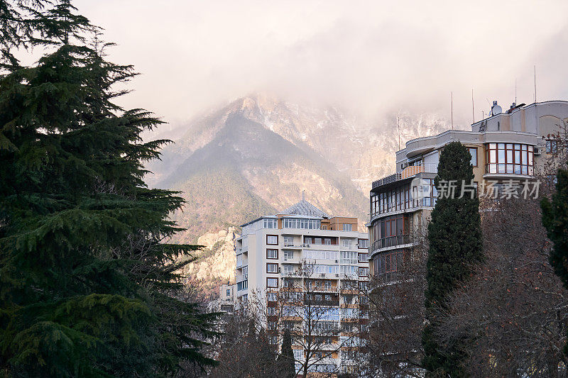 早晨的城市景观在山上-住宅建筑在雾山的背景