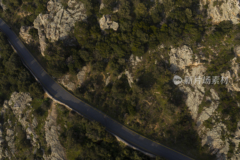 令人惊叹的日落风景在道路，树木和海上鸟瞰