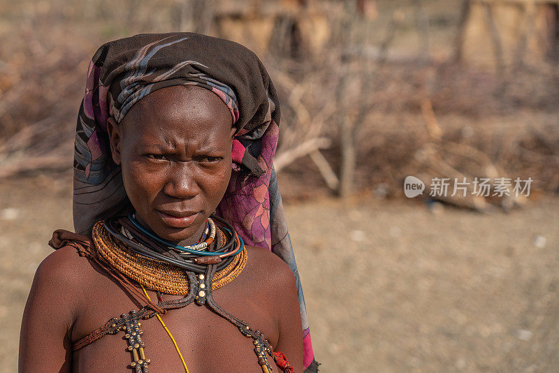 辛巴族妇女脖子上戴着饰物，在辛巴族的村庄里，近距离接触