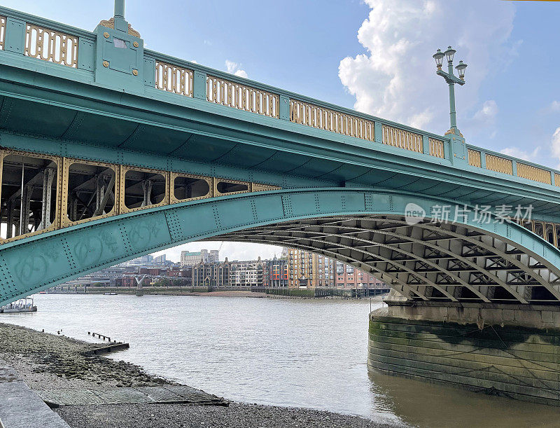 泰晤士河堤岸下萨瑟克大桥的场景，英国，英格兰，伦敦。