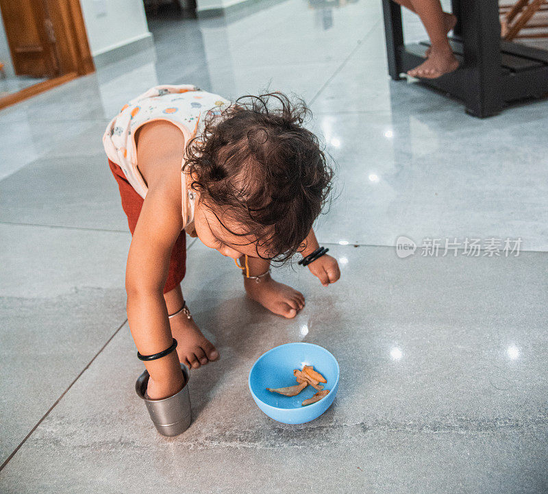 孩子们在家里吃零食