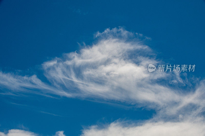 抽象的白云和蓝天纹理背景