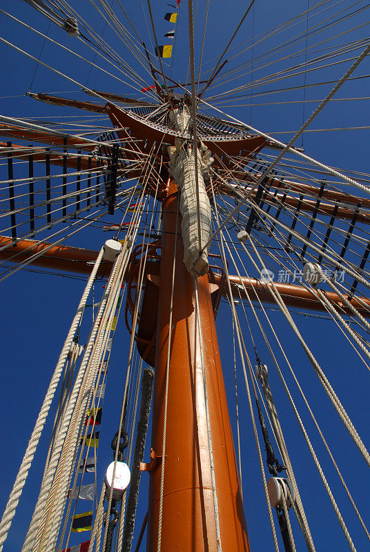 帆船的前桅装有索具、前桅和绳梯
