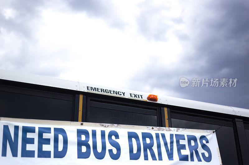 印有“需要巴士司机”字样的校车