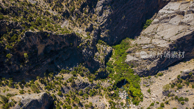 Yerkopru瀑布和峡谷无人机从Mersin地区，土耳其夏季时间