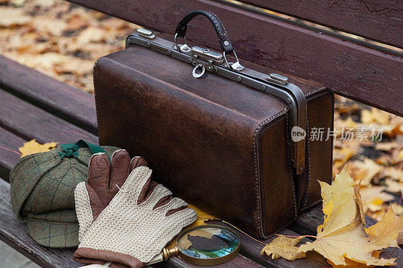 旅行袋和手套放在木凳上