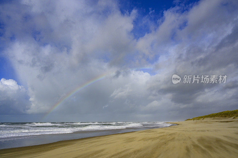 瓦登海区特塞尔岛海滩上的彩虹