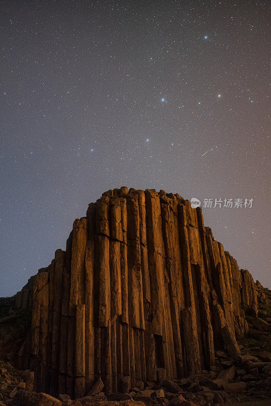 玄武岩柱和仙后座星空