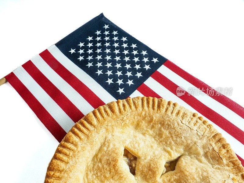 苹果派旗，一种传统的家庭甜点，由美国国旗的星条旗和条形图案组成