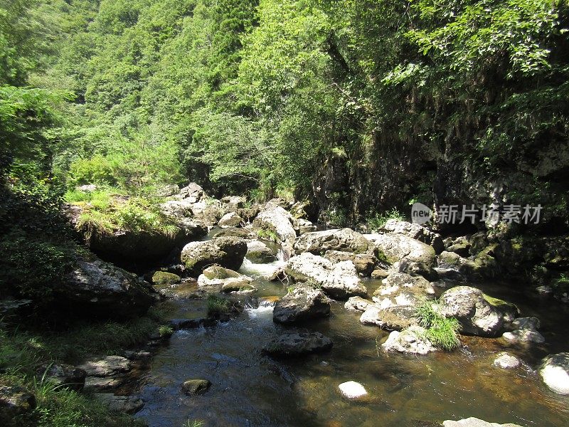 日本。八月里晴朗的一天。小山河