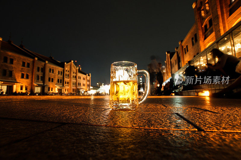 啤酒杯和城市景观