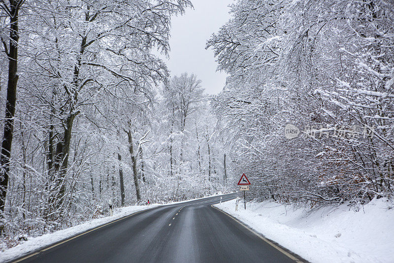 穿过森林的白雪覆盖的道路