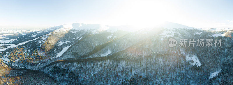 冬天的风景在雾与雪和树枝覆盖着白霜和冰冻的雪。高质量的照片