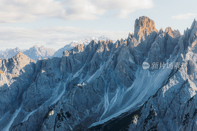 一名男性徒步旅行者凝视着阿尔卑斯山白云石山脉的壮丽美景