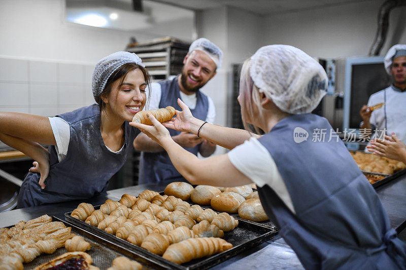 内容面包师享受新鲜出炉的食物的香味