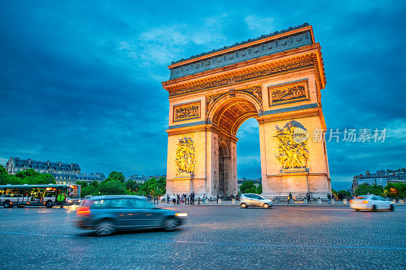 法国巴黎凯旋门和星礁回旋处的夜景