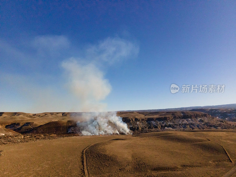 一个冬天的下午，科罗拉多州西部弗莱塔附近的空中沙漠丛林大火