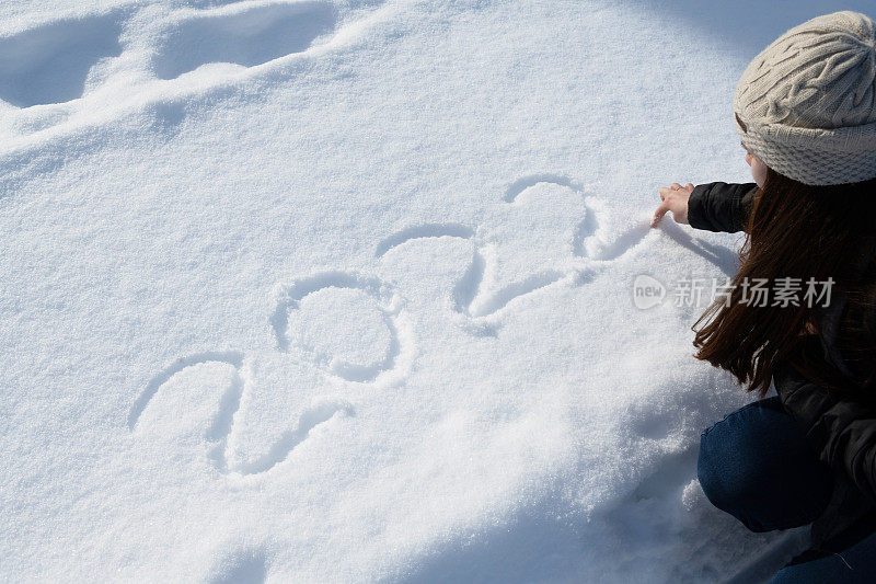 少年在雪地上画2022年新年