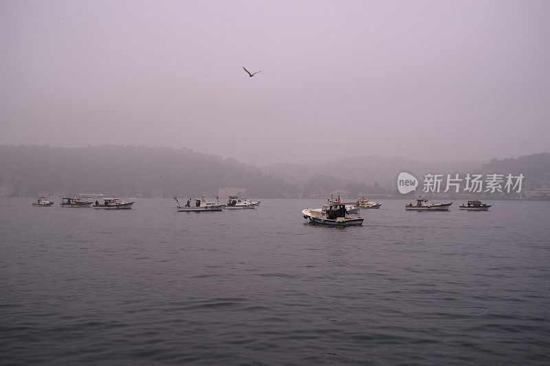 有雾的一天，渔船在博斯普鲁斯海峡捕鱼