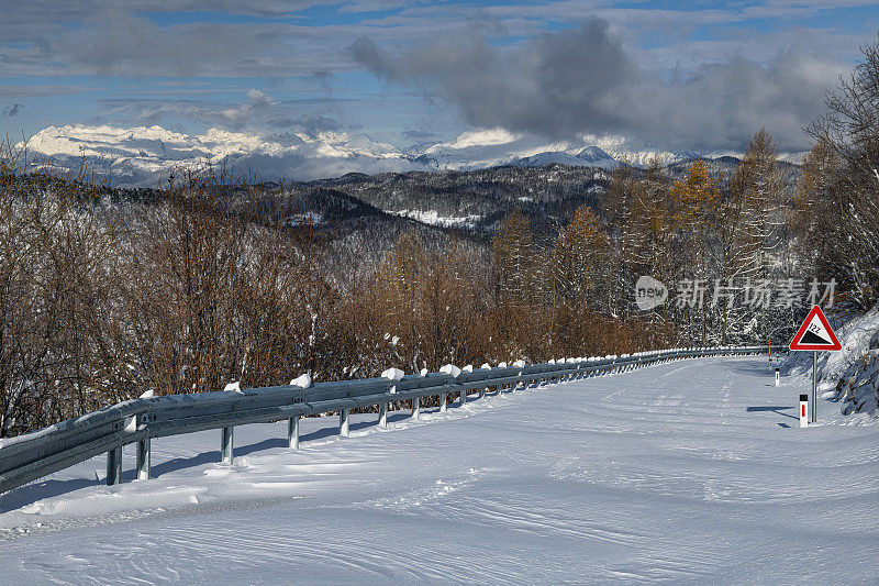 雪山公路穿过关口，Primorska，朱利安阿尔卑斯山，斯洛文尼亚，欧洲