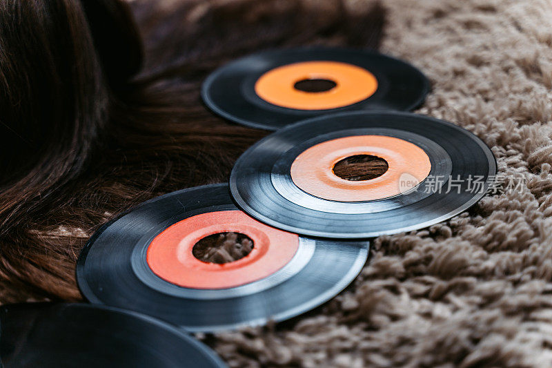 地板上的黑胶唱片