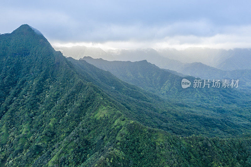 鸟瞰夏威夷Kualoa郁郁葱葱的山脉