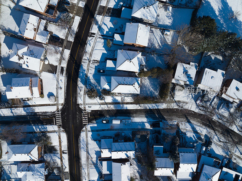 鸟瞰图，加拿大多伦多郊区传统住房被雪覆盖