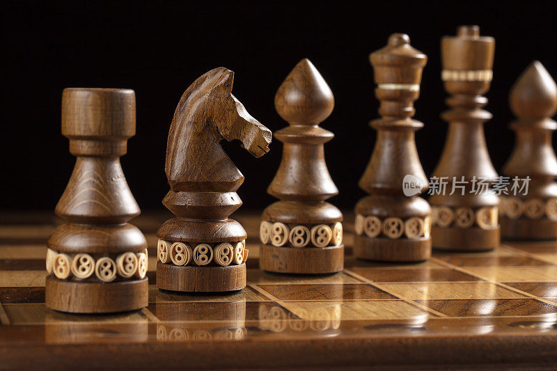 国际象棋场上的棋子。一款需要计划和思考的复杂组合的益智游戏。