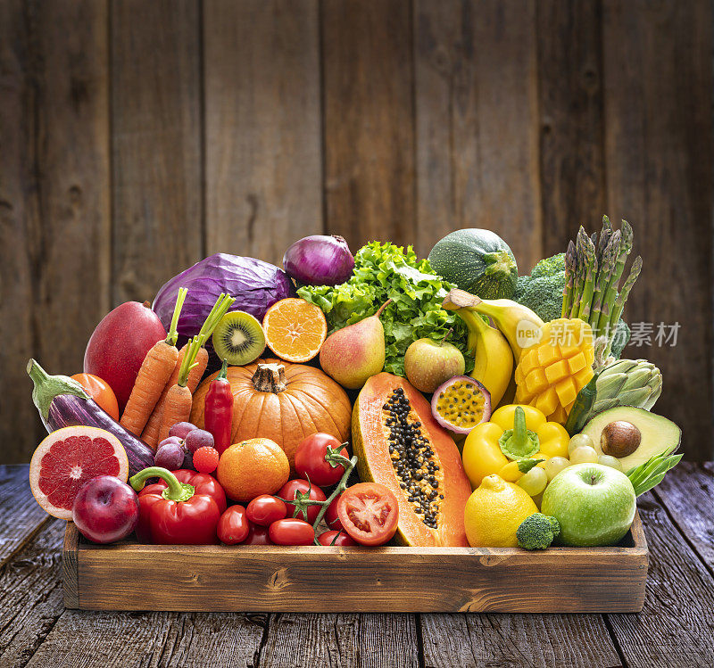各种水果和蔬菜在一个木盒新鲜收获后在乡村木材
