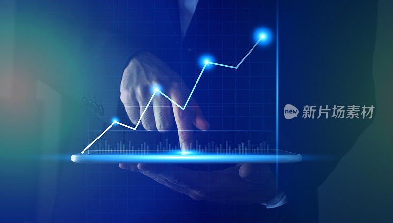 业务图表，虚拟界面业务增长和股票市场统计。商人手持数码平板电脑，展示业务增长图表