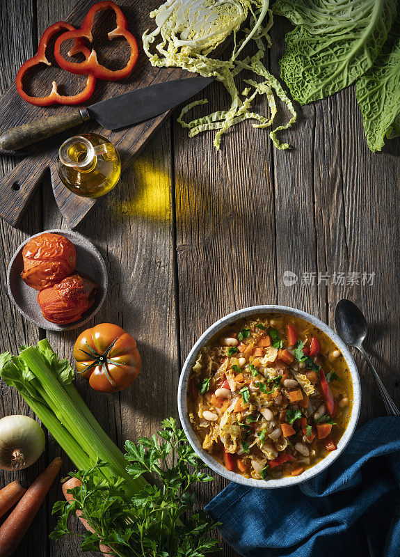 蔬菜卷心菜汤素食成分芹菜，豆类，青椒，胡萝卜，欧芹和西红柿
