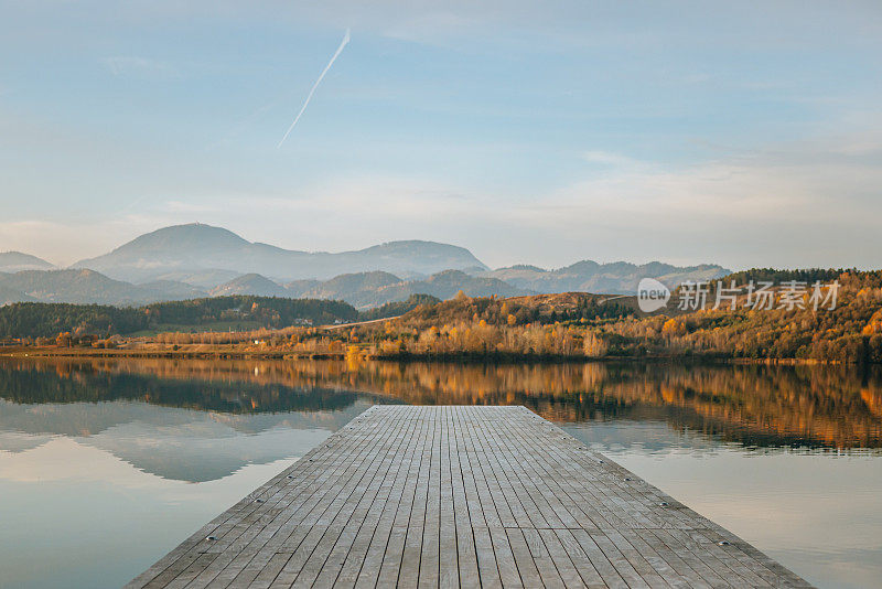 湖上栈桥与山川景观