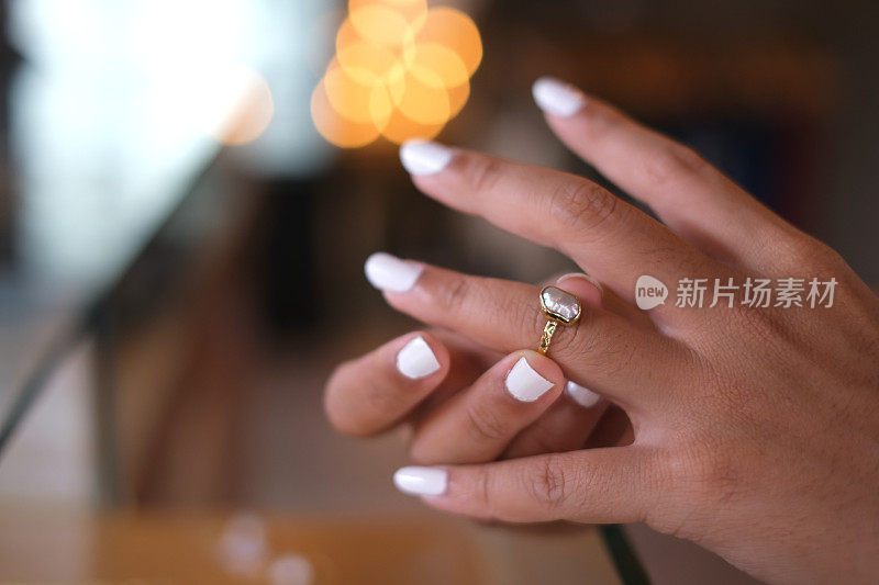 亚洲女人在珠宝店挑选合适尺寸的戒指