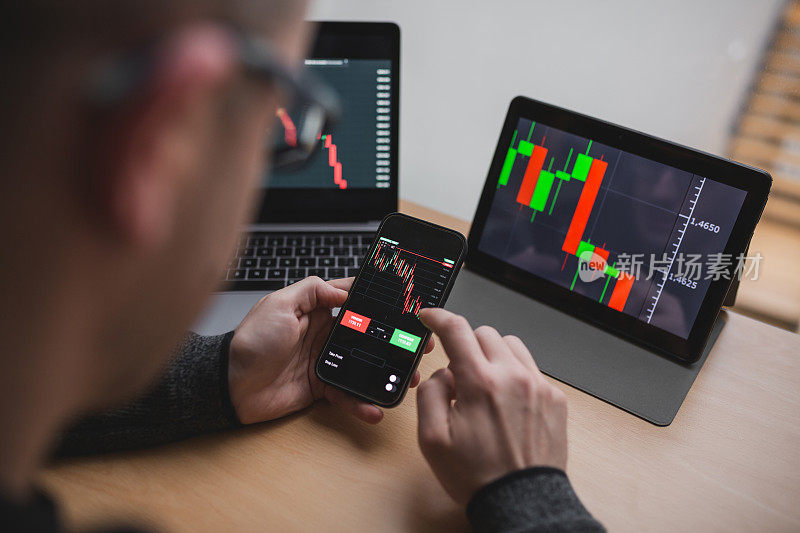 投资者在TradingView中交易股票。在电子市场上通过电脑、平板电脑和智能手机。