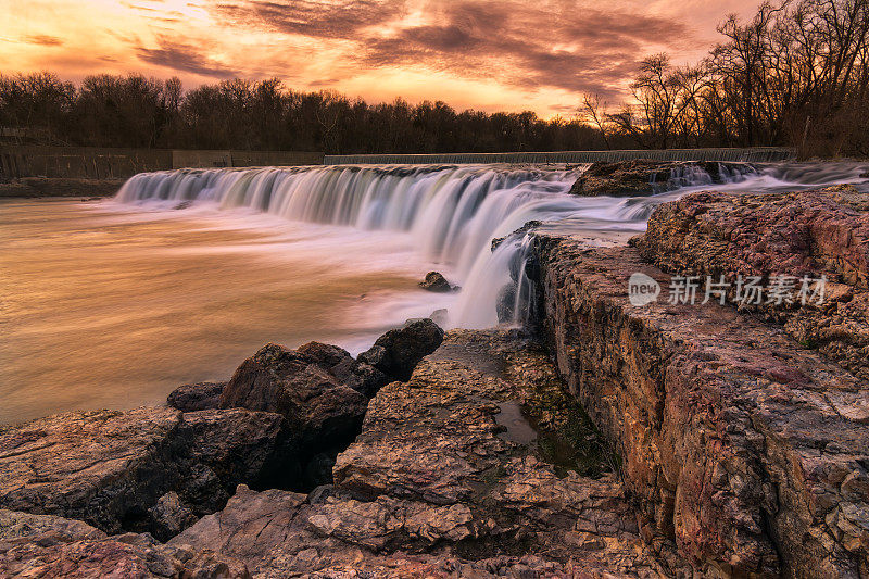日落时分的密苏里州乔普林大瀑布