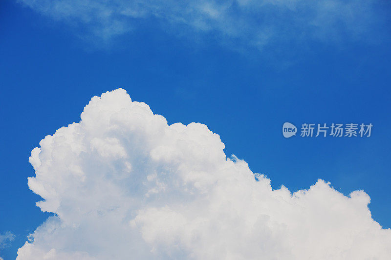 蓝色的天空中积云不断生长