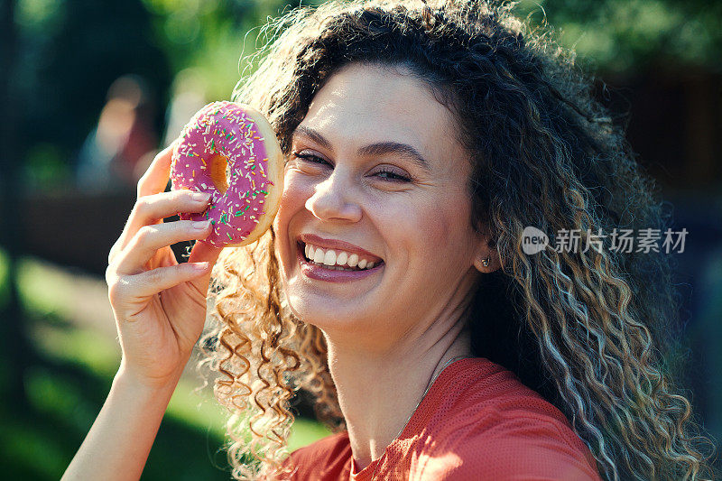 年轻女子在吃甜甜圈
