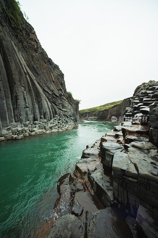 冰岛Studlagil峡谷的六边形玄武岩柱台阶