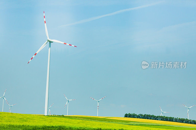 风能。可持续性。风车矗立在意大利的山上。可再生清洁能源。阳光明媚的一天。蓝色的天空