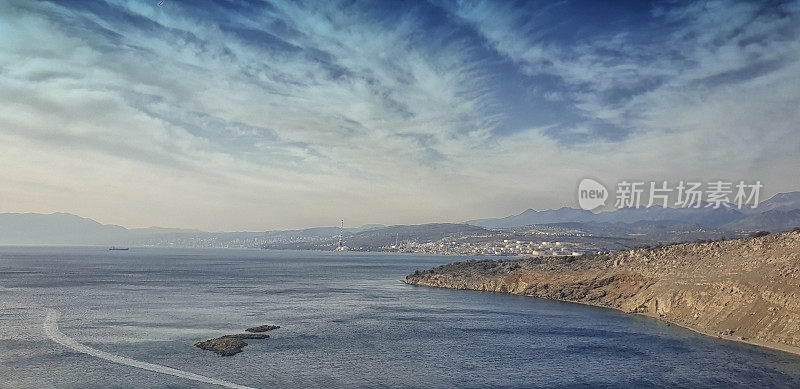 从桥到Krk岛的视野，远处是Rijeka镇