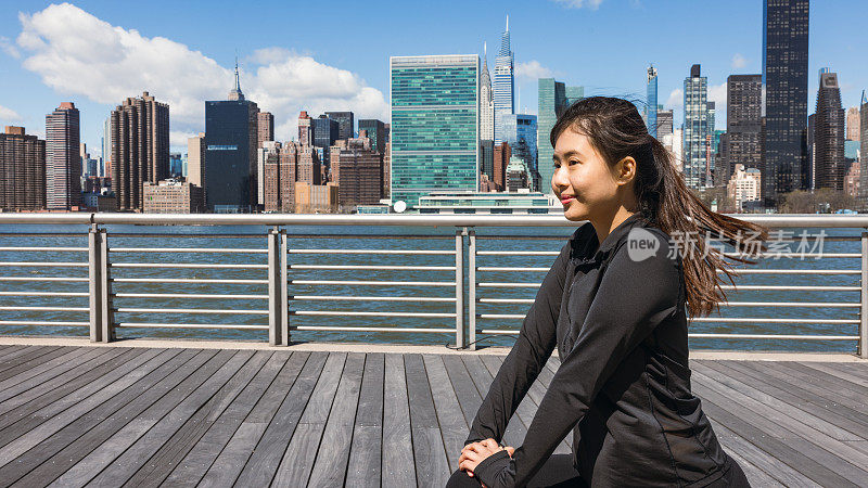 亚洲女孩在纽约户外锻炼