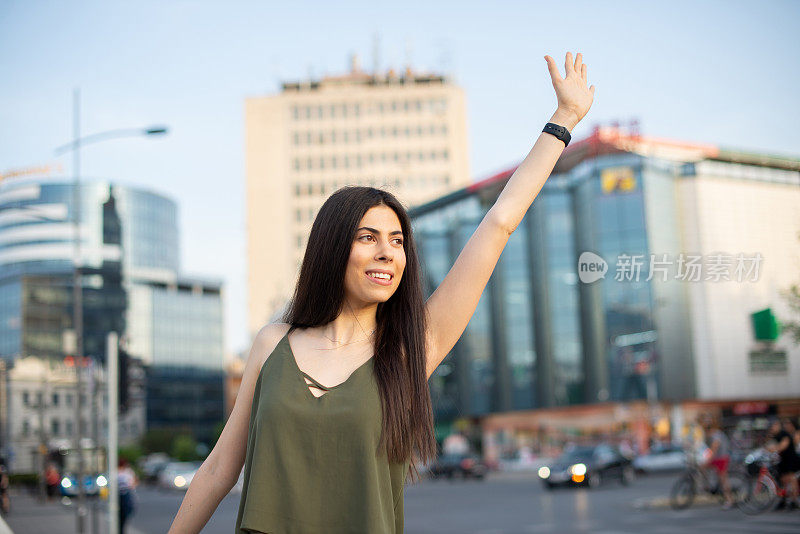 成年女性在叫出租车