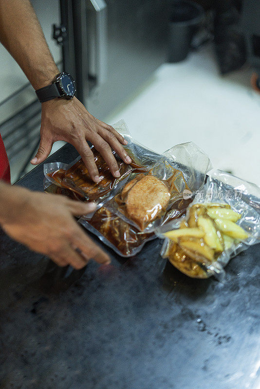 餐厅厨师检查布道准备和传递