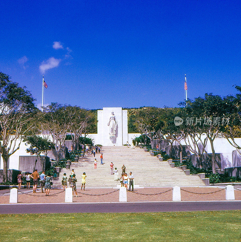 1980年代老复古复古风格正面电影扫描的太平洋国家纪念馆，檀香山，美国